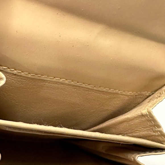 Gucci Cream Leather Wallet with Gold Clasp EUC! - Picture 8 of 11